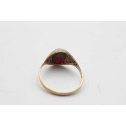 69 - A vintage 9ct gold glass cabochon ring, size Q½ - approx. gross weight 2.3 grams