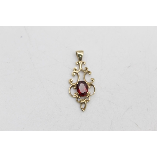 82 - A 9ct gold garnet detail pendant and stud earrings set - approx. gross weight 2.8 grams