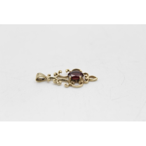 82 - A 9ct gold garnet detail pendant and stud earrings set - approx. gross weight 2.8 grams