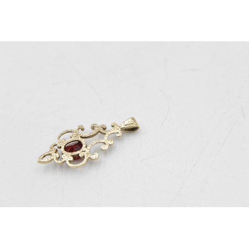 82 - A 9ct gold garnet detail pendant and stud earrings set - approx. gross weight 2.8 grams