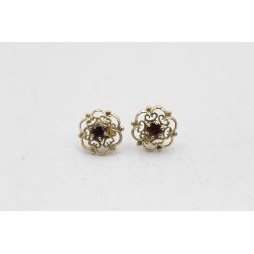 82 - A 9ct gold garnet detail pendant and stud earrings set - approx. gross weight 2.8 grams