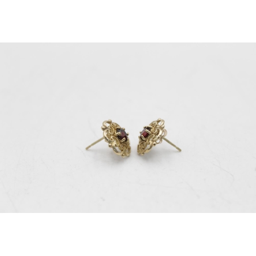 82 - A 9ct gold garnet detail pendant and stud earrings set - approx. gross weight 2.8 grams