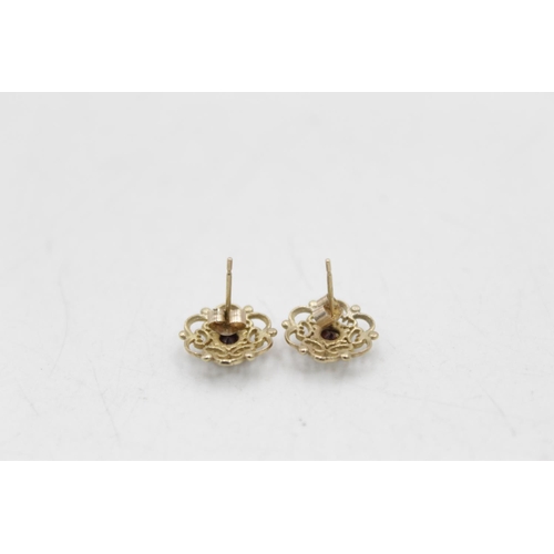 82 - A 9ct gold garnet detail pendant and stud earrings set - approx. gross weight 2.8 grams