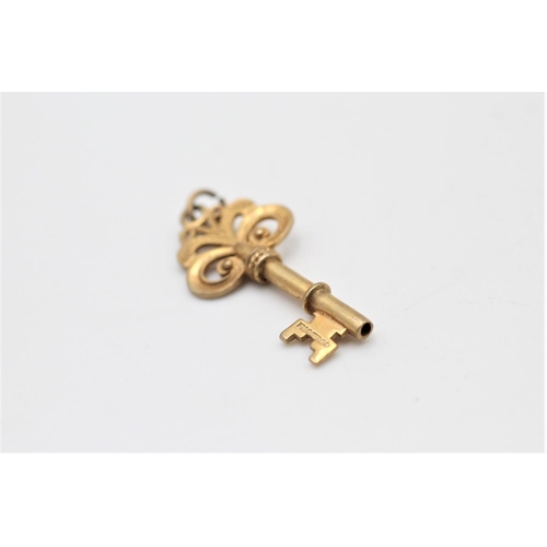 85 - A 9ct gold ornate key pendant - approx. gross weight 2.3 grams