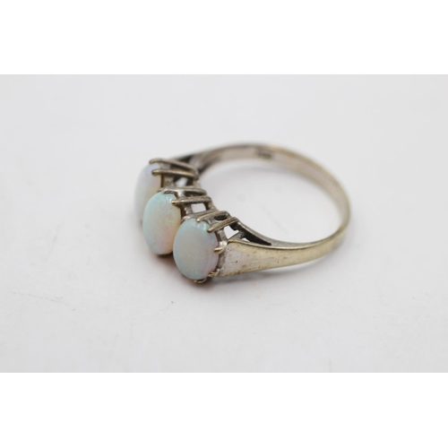 86 - A hallmarked London 9ct gold jelly opal trilogy ring, size L½ - approx. gross weight 2.8 grams