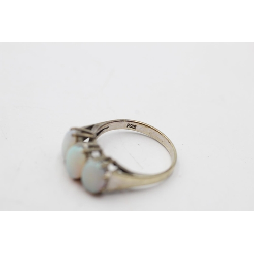 86 - A hallmarked London 9ct gold jelly opal trilogy ring, size L½ - approx. gross weight 2.8 grams