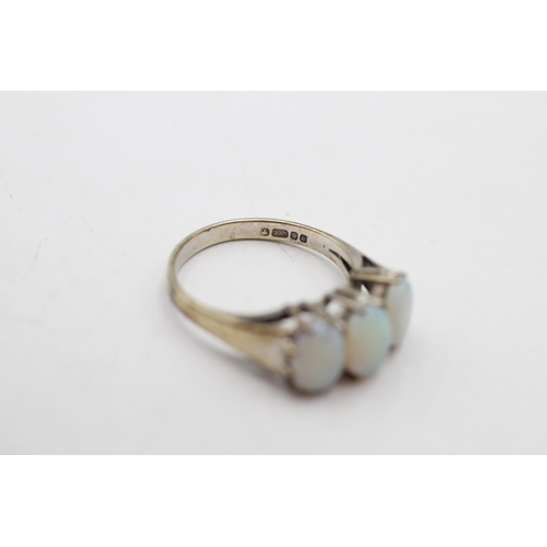 86 - A hallmarked London 9ct gold jelly opal trilogy ring, size L½ - approx. gross weight 2.8 grams