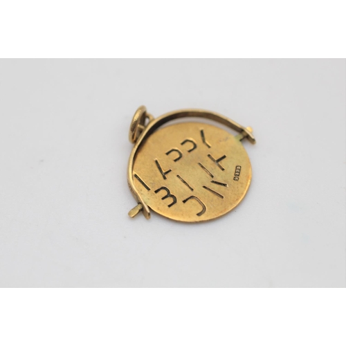 9 - A 9ct gold spinning message charm pendant - approx. gross weight 1.1 grams