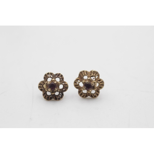 90 - Two pairs of 9ct gold gemstone openwork floral and heart stud earrings, one ruby and one garnet - ap... 