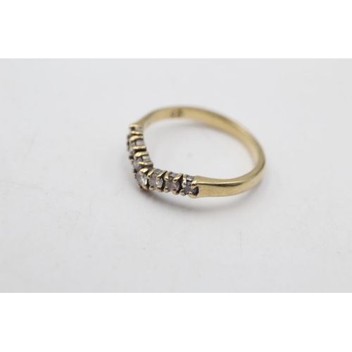 99 - A 9ct gold diamond chevron ring, size K½ - approx. gross weight 1.6 grams