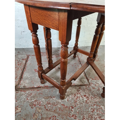 1017 - An early/mid 20th century oak drop leaf gate leg occasional table - approx. 74cm high x 75cm wide x ... 