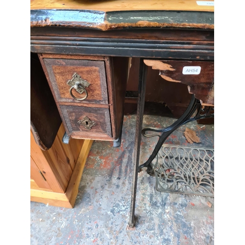 1055 - A vintage Pfaff treadle sewing machine with lid and table