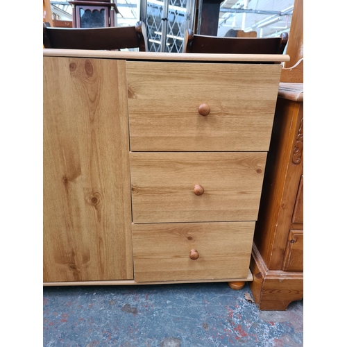 1092 - A modern pine effect sideboard - approx. 74cm high x 118cm wide x 40cm deep