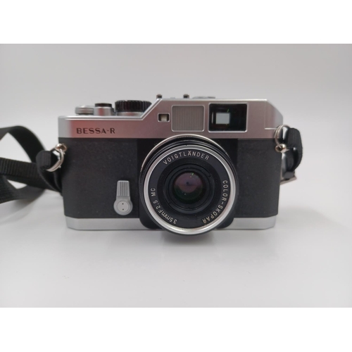 1255 - A cased Voigtländer Bessa-R 35mm rangefinder camera fitted with Color-Skopar 35mm F=2.5 MC lens - bo... 