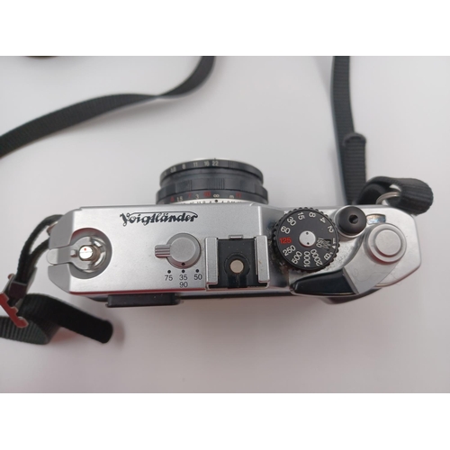 1255 - A cased Voigtländer Bessa-R 35mm rangefinder camera fitted with Color-Skopar 35mm F=2.5 MC lens - bo... 