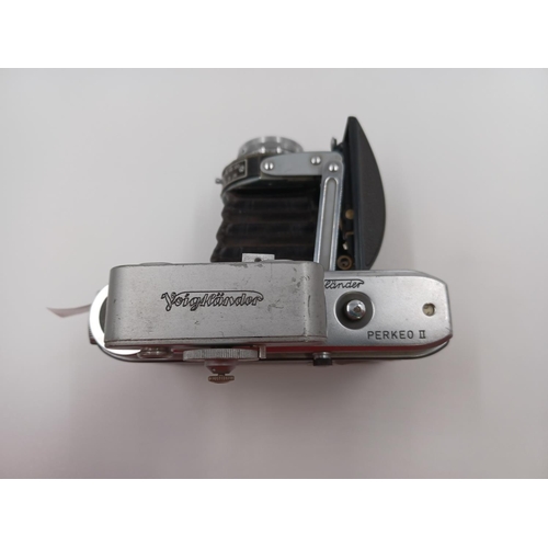 1260 - An early/mid 1950s Voigtländer Perkeo II folding camera for 120 film fitted with Prontor-S shutter a... 