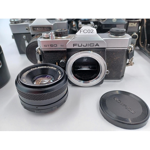 1269 - Four cased vintage 35mm SLR cameras, one part cased Zenit EM fitted with Pentacon auto 1.8/50 lens, ... 