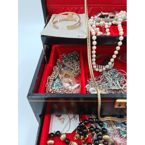 561 - A vintage Mele of USA jewellery box containing assorted costume jewellery