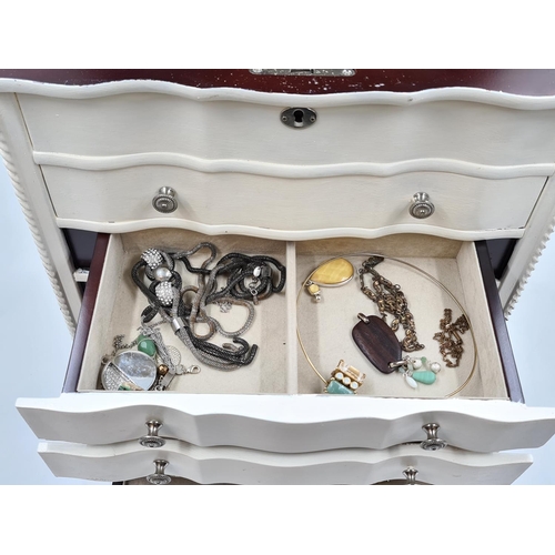 633 - A modern white painted miniature jewellery cabinet/chest of drawers containing assorted costume jewe... 