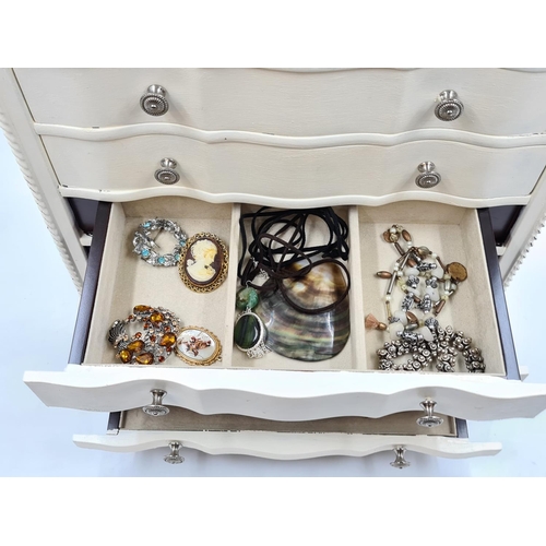 633 - A modern white painted miniature jewellery cabinet/chest of drawers containing assorted costume jewe... 