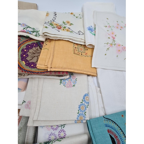 644 - A collection of assorted vintage linen table cloths to include hand embroidered, lace etc.