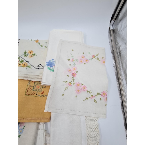 644 - A collection of assorted vintage linen table cloths to include hand embroidered, lace etc.