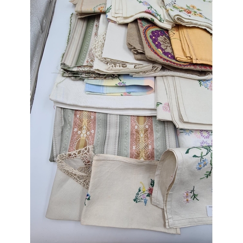 644 - A collection of assorted vintage linen table cloths to include hand embroidered, lace etc.