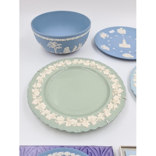 471 - Five pieces of Wedgwood china, one blue embossed Queen's Ware 26cm plate, one green embossed Queen's... 