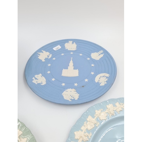 471 - Five pieces of Wedgwood china, one blue embossed Queen's Ware 26cm plate, one green embossed Queen's... 