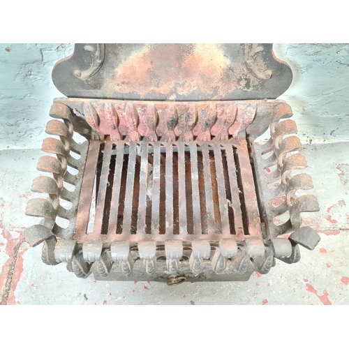 514 - A Victorian cast iron fire grate