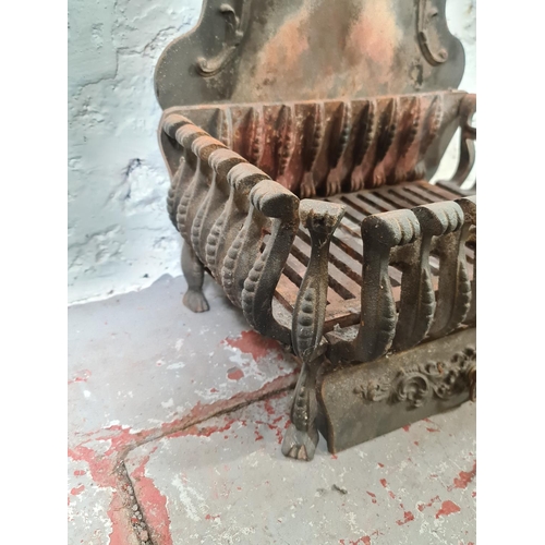 514 - A Victorian cast iron fire grate