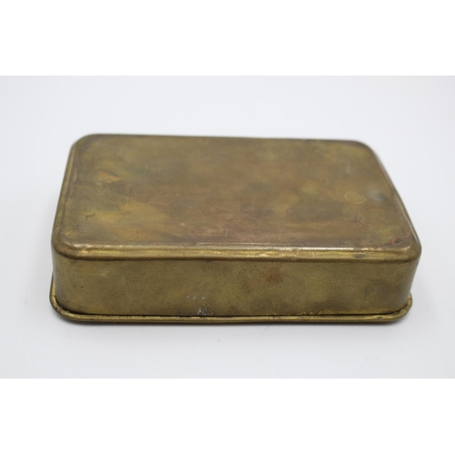 284 - A WWI brass Princess Mary Christmas tin containing a 1919 peace medal - approx. 13cm x 8.5cm