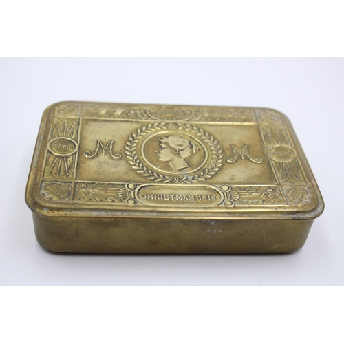 284 - A WWI brass Princess Mary Christmas tin containing a 1919 peace medal - approx. 13cm x 8.5cm