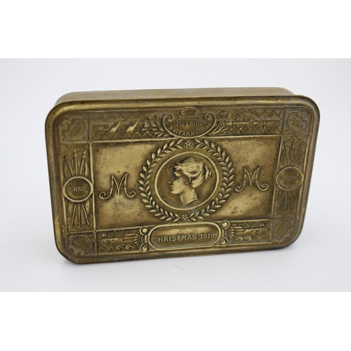 284 - A WWI brass Princess Mary Christmas tin containing a 1919 peace medal - approx. 13cm x 8.5cm