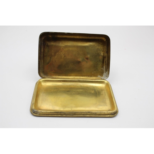 284 - A WWI brass Princess Mary Christmas tin containing a 1919 peace medal - approx. 13cm x 8.5cm