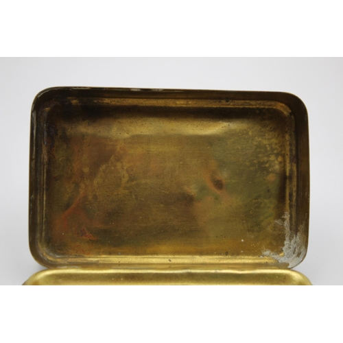 284 - A WWI brass Princess Mary Christmas tin containing a 1919 peace medal - approx. 13cm x 8.5cm