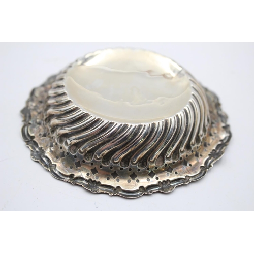 371 - A Victorian hallmarked Birmingham silver ornate bon bon dish, dated 1899 - approx. gross weight 35 g... 