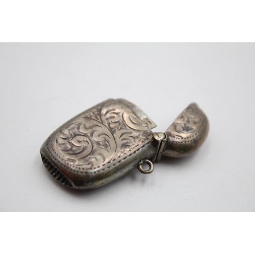 372 - A George V Smith & Bartlam hallmarked Birmingham silver vesta case, dated 1915 - approx. gross weigh... 