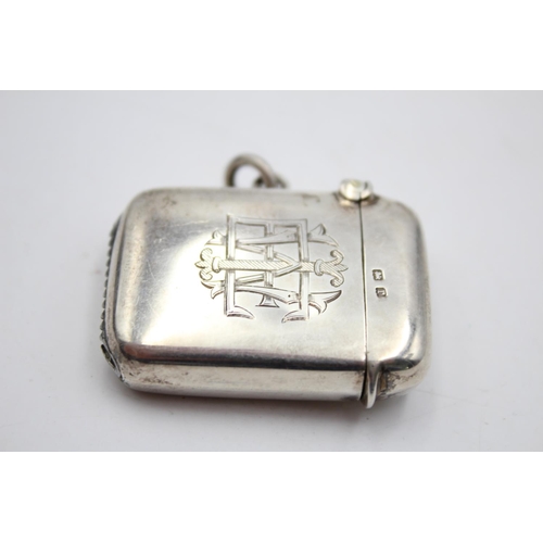 388 - An antique Wilmott Manufacturing Co. hallmarked Birmingham silver vesta case, dated 1916 - approx. g... 