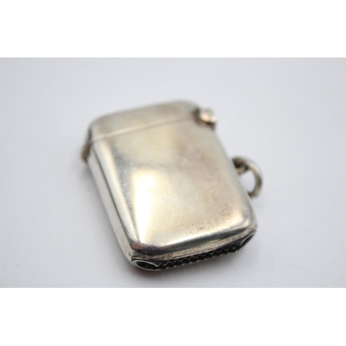 388 - An antique Wilmott Manufacturing Co. hallmarked Birmingham silver vesta case, dated 1916 - approx. g... 