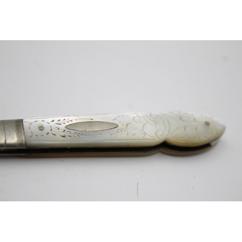 390 - Two antique hallmarked .925 sterling silver knives with mother of pearl handles - approx. gross weig... 