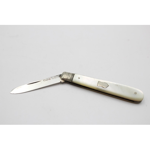 390 - Two antique hallmarked .925 sterling silver knives with mother of pearl handles - approx. gross weig... 