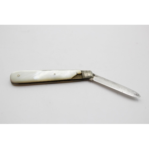 390 - Two antique hallmarked .925 sterling silver knives with mother of pearl handles - approx. gross weig... 