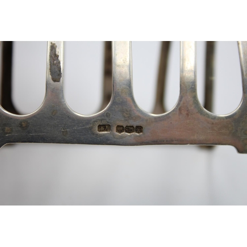 395 - A vintage Viners Ltd. hallmarked Sheffield silver five bar toast rack, dated 1934 - approx. gross we... 