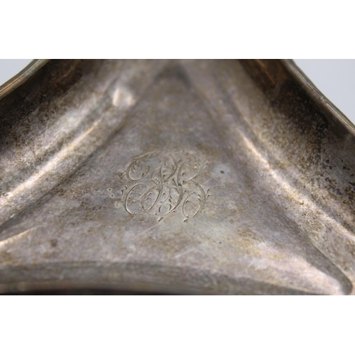 396 - An Edwardian Martin, Hall & Co. hallmarked Birmingham silver triangular ashtray, dated 1906 - approx... 