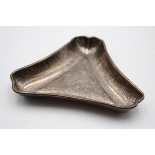 396 - An Edwardian Martin, Hall & Co. hallmarked Birmingham silver triangular ashtray, dated 1906 - approx... 