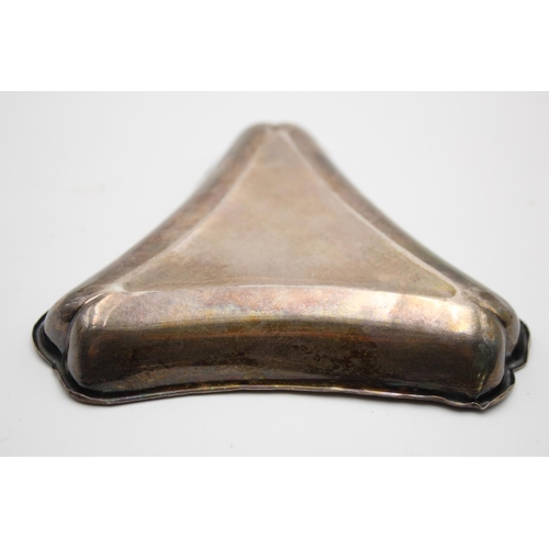 396 - An Edwardian Martin, Hall & Co. hallmarked Birmingham silver triangular ashtray, dated 1906 - approx... 