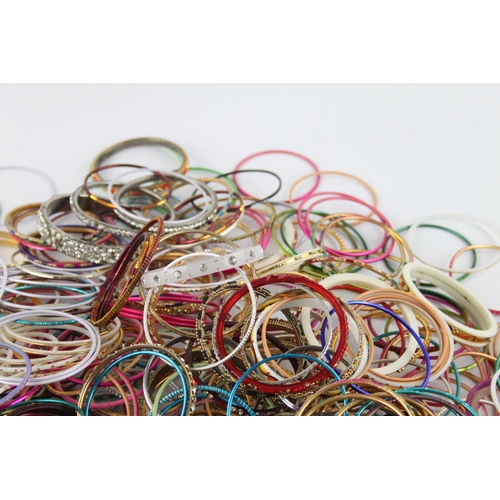 563 - Approx. 2kg of vintage Eastern Tradition stacker bangles