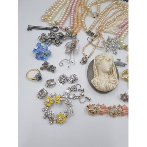 184 - A collection of assorted costume jewellery to include faux pearl necklaces, yellow metal simulated s... 