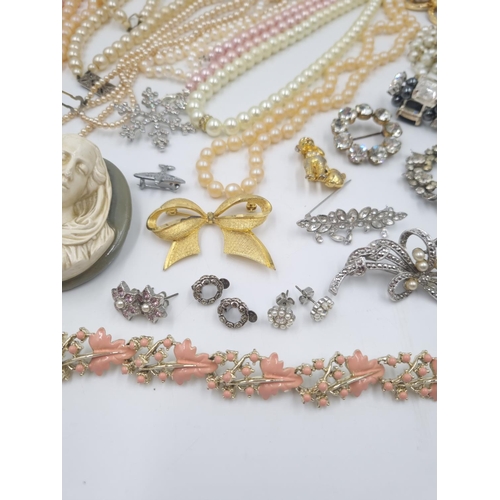 184 - A collection of assorted costume jewellery to include faux pearl necklaces, yellow metal simulated s... 